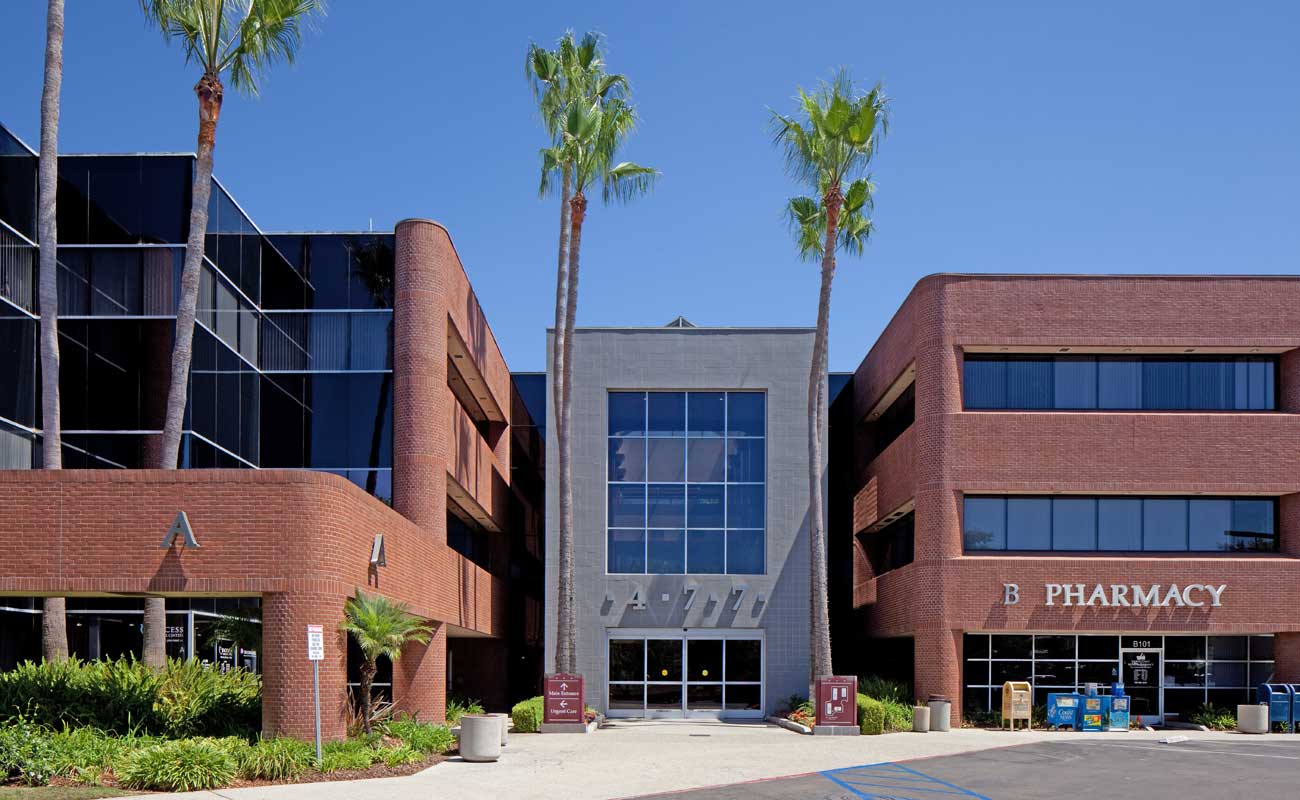 The exterior of North Coast Health Center on El Camino Real, home to Scripps Coastal Medical Center Encinitas family and internal medicine doctors.