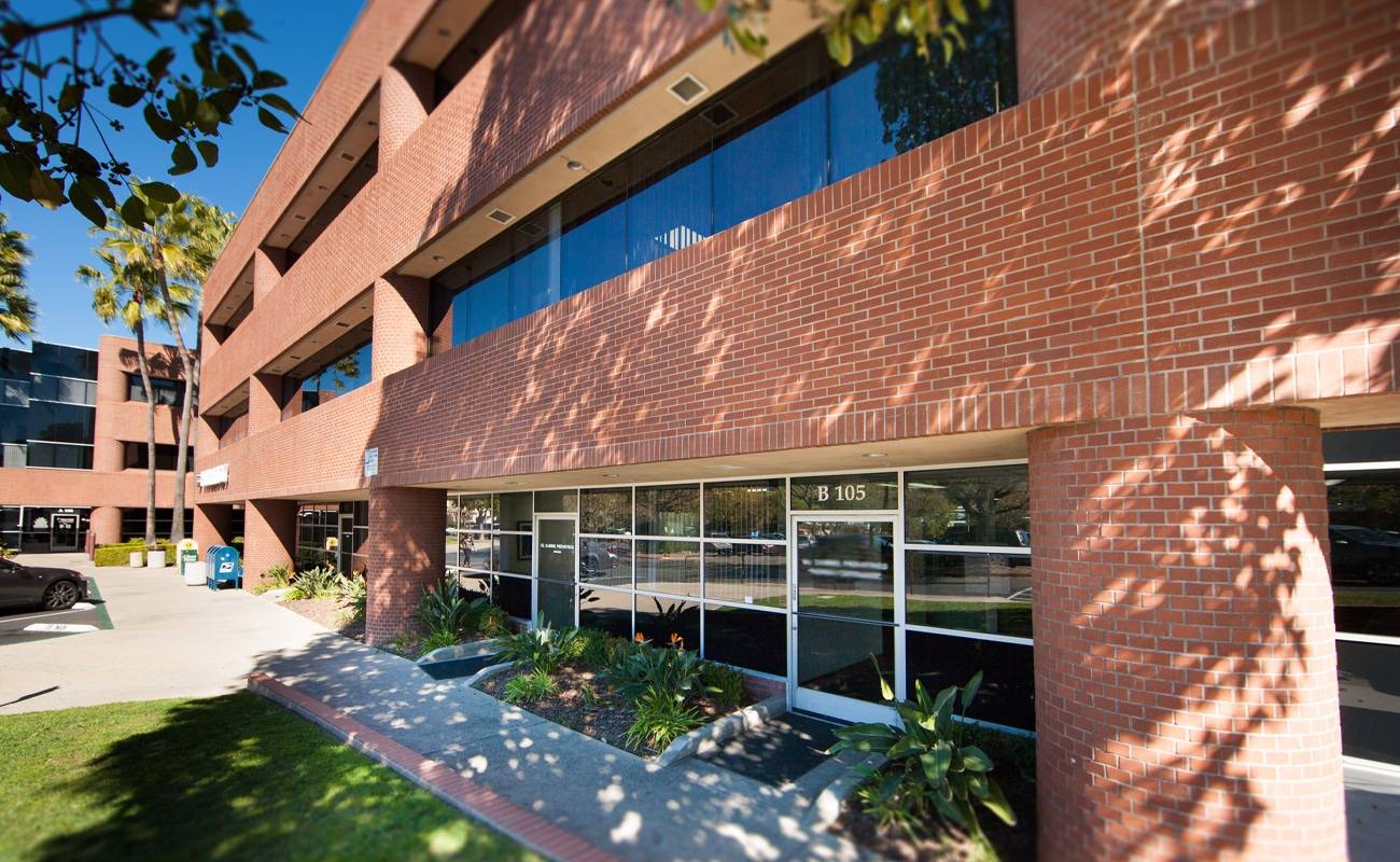 The exterior of North Coast Health Center on El Camino Real, home to Scripps Coastal Medical Center Encinitas pediatricians.