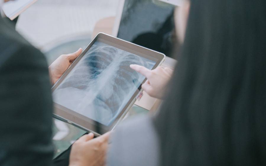 A patient goes over their lung cancer screening results with their doctor.