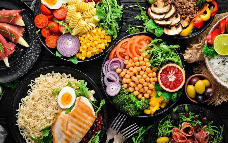 Mediterranean diet plate with vegetables, legumes and lean meats.
